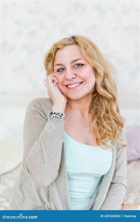Blonde Bij Bed En Het Telefoneren Stock Foto Image Of Mededeling Volwassen 40556058