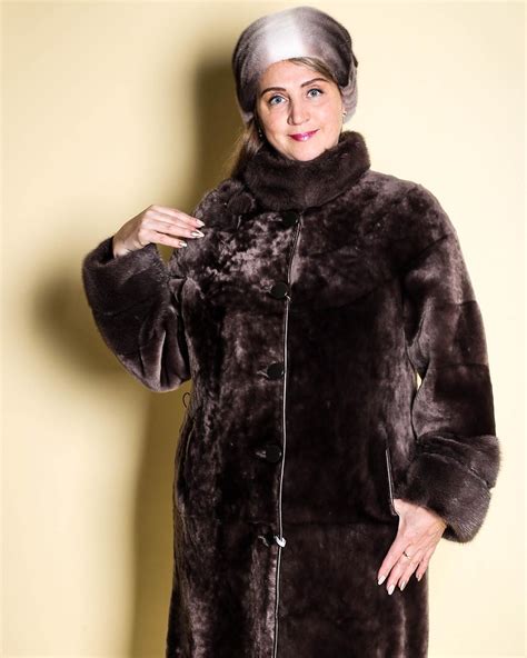 Стильные модели мутоновых шуб для девушек. Фото образов