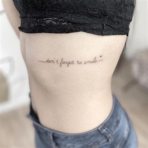 50 ideias de tatuagem de frase na costela que são delicadas e discretas