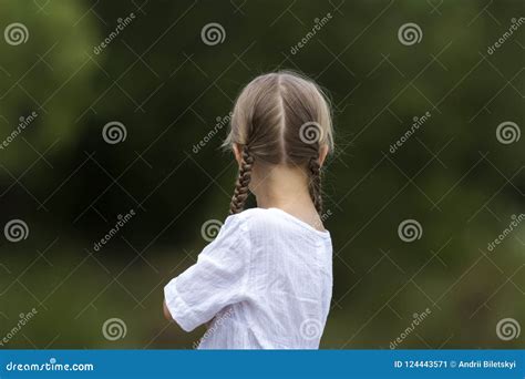 Achtermening Van Jong Meisjeshoofd Met Blonde Vlechten In Witte Kleding Op Vage Exemplaar