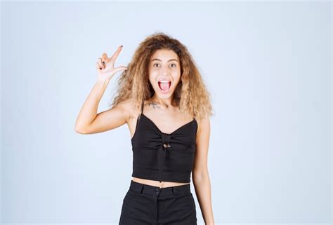 Fille Blonde Aux Cheveux Boucl S Pointant Vers Le Haut Photo Gratuite