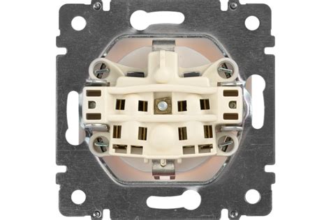 Механизм розетки Legrand 1-м СП Valena защитные шторки с заземлением ...