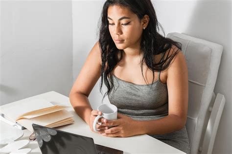 Estudiante Universitaria Latina De Piel Sentada En El Comedor Estudiando Y Pensando En Su