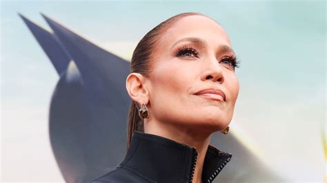 Jennifer Lopez Lleva Las U As Nude Con Dorado Favoritas De Las Latinas Glamour