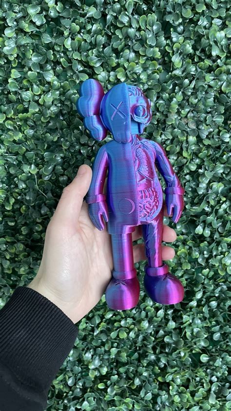 Двухцветный KAWS | Пикабу