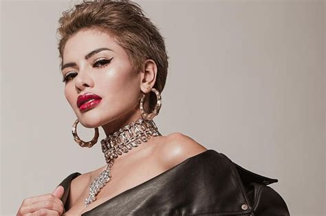 Nikita Mirzani Tampil Seksi Pakai Bikini Mewah Di Kolam Renang Harganya Nggak Main Main