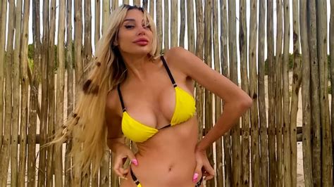 Stefy Xipolitakis se mostró en bikini en Mar del Plata y vivió un día a pura música y diversión