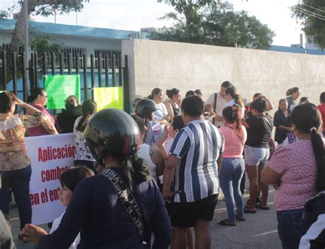 Tensión en una primaria de Progreso Padres de familia exigen