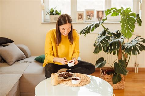 Image libre Jolie fille Brunette petit gateau le petit déjeuner confiture chaud chocolat