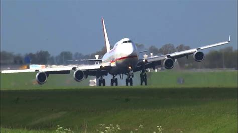 B747 F Hard Crosswind Landing By Yangtze River Express B 2437 Youtube