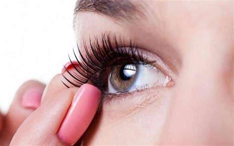 how to put on fake eyelashes for beginners
