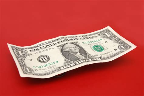 ¿Cómo está el precio del dólar hoy viernes 24 de mayo 2024 en los