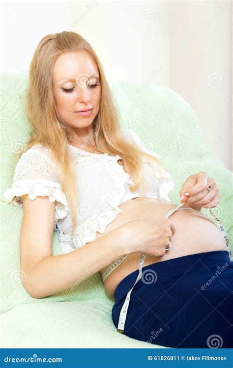 Zwangere Leuke Blonde Het Meten Taille Met Meetlint Op Laag Stock Afbeelding Image Of Verwacht