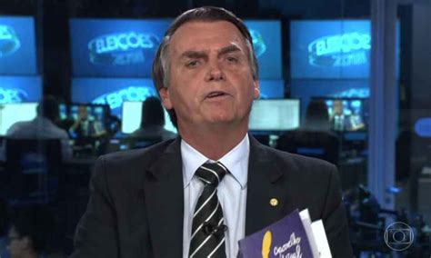 Bolsonaro condena kit gay tenta expor material na TV e é repreendido por William Bonner