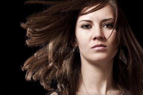 Jeune Verticale De Femme De Brunette Photo stock Image du cosmétique robe