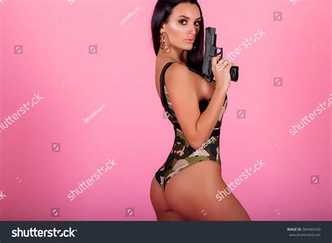 2 264 imágenes de Bikini girl gun Imágenes fotos y vectores de stock Shutterstock