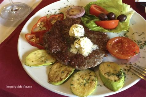 Чевапи (чевапы) и плескавица, вкусная и недорогая еда в Черногории.