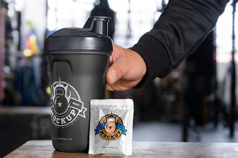 Протеиновый шейкер на макете тренажерного зала | Премиум PSD Файл