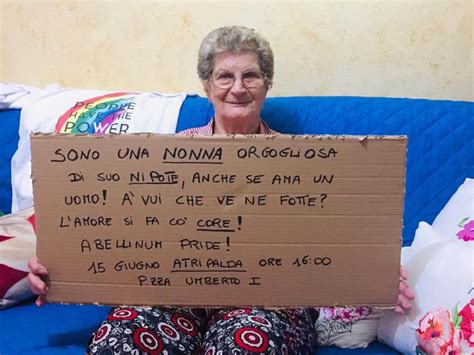 Nonna orgogliosa del nipote gay il cartello è virale L amore si fa col cuore Gay it