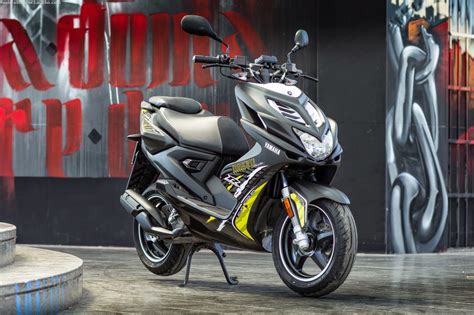 Revista Scooter Nuevos Yamaha Aerox R Y Aerox R Naked