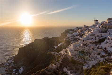 Urlaub In Griechenland Das Malerische Dorf Oia Auf Santorin Beim