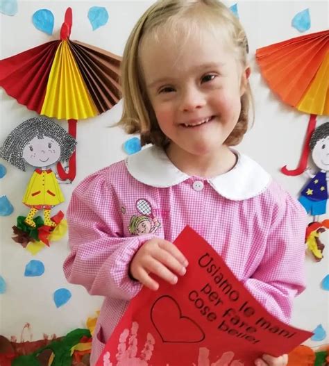 Homem gay solteiro adota menina síndrome de Down e ela floresce como a mais bela rosa