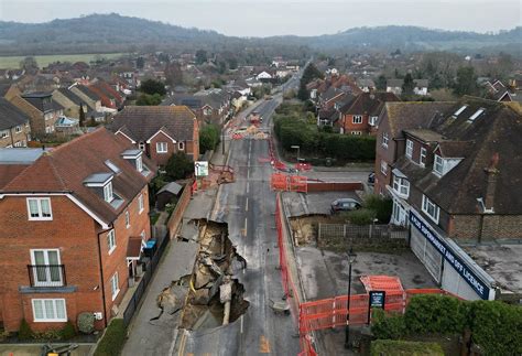 Massive Sinkhole Shocks English Village, Families Evacuated! - Pinas Times