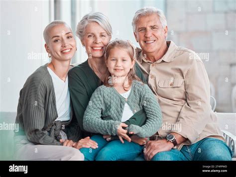 Une Belle Jeune Femme Et Sa Fille Rendant Visite Aux Grands Parents