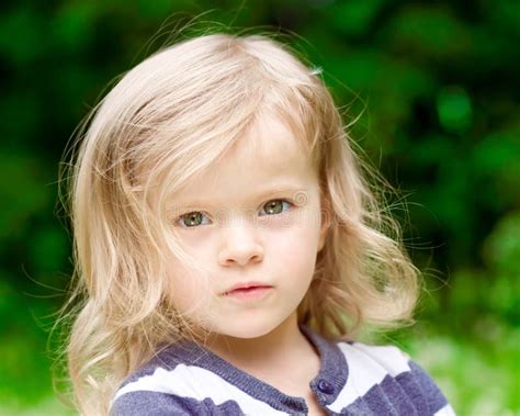 Portrait De Plan Rapproch D Une Belle Petite Fille Blonde Photo Stock Image Du Mignon Joie