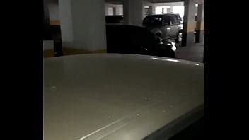 Escondiéndose en el estacionamiento y disfrutando del auto del bombón XVIDEOS