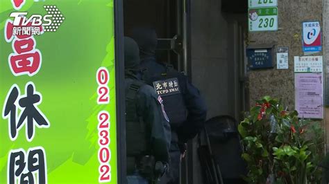 警掃蕩萬華鑽石大樓 尋芳客遭逮還「燦笑」