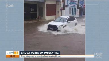 JMTV 1ª Edição Chuva forte alaga ruas e atrapalha tráfego em