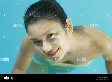 Jeune femme en bikini dans la piscine Banque de photographies et dimages à haute résolution Alamy