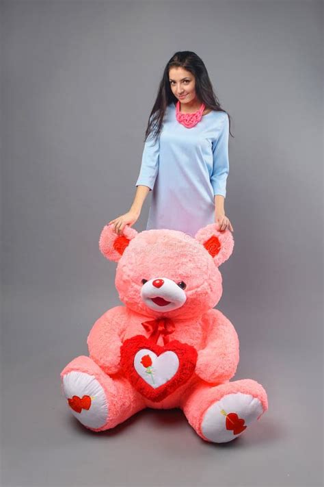 Mujer Morena Del Cuerpo Completo Que Presenta En Ropa Interior Moderna Azul Del Bikini Foto De