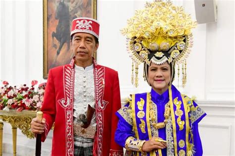 Foto Baju Adat Jokowi Saat Peringati Hut Ke Ri Bawa Pesan Semangat