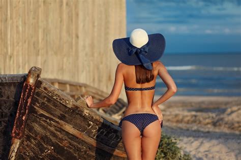 Dos Sexy D une Belle Femme Qui Pose En Bikini Maillot De Bain Coloré Sur La Côte De La Mer