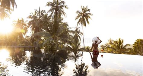 Estilo De Vida Del Tiempo Feliz Con Una Joven En Bikini Rojo Mirando La Puesta De Sol Al Lado De
