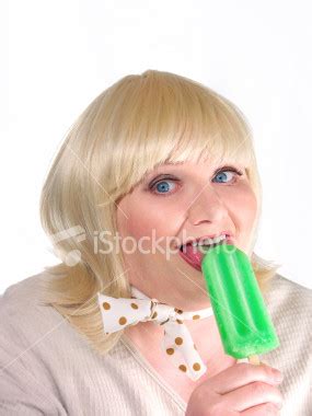 Si tu es blonde à forte poitrine