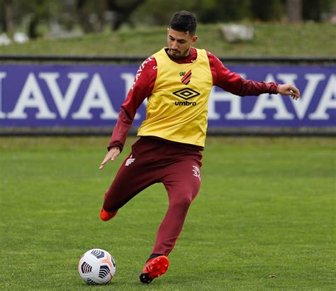 Peñarol x Athletico três zagueiros Furacão tem força máxima na