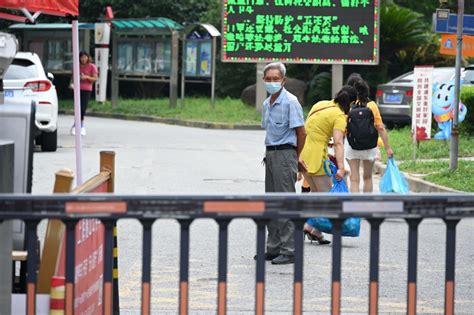 上海浦东千汇苑一村和祝和苑升为中风险地区 居民有序归家隔离