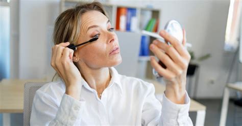 Maquillage peau mature les pires erreurs à faire avec votre mascara après 50 ans elles