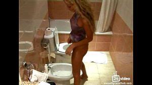 Assista Задержалась в ванной Toilet Bathroom Соло Porn SpankBang