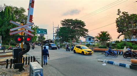 Kereta Senja Di Perlintasan Kereta Api Jl Mangga YouTube