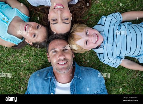 Familia Junta Feliz Fotograf As E Im Genes De Alta Resoluci N Alamy