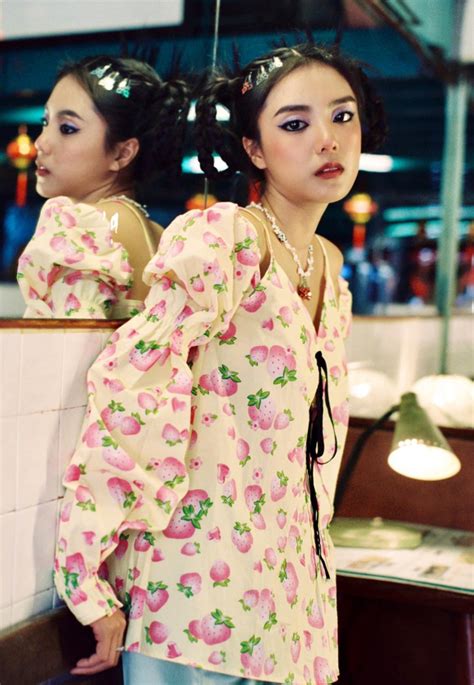 Liên tục hôn Nhikolai Đinh ở show 18 Lâm Á Hân nói gì về tin đồn hẹn hò hot boy lai Nga ngoài đời