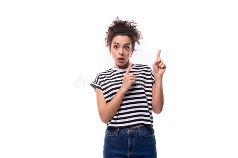 Jovencita De Brunette Sorprendida Apuntando Su Mano Hacia El Espacio Publicitario Foto De