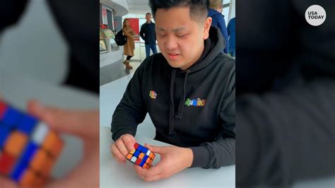 Watch 21 Year Old Solve Rubiks Cube In Astonishing 313 Seconds