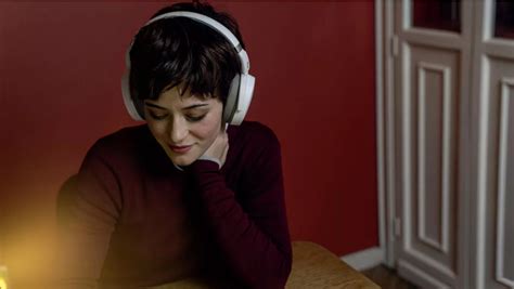 hands  review sennheiser hd  bt headphones