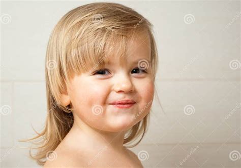 Sourire Mignon De Petite Fille Image Stock Image Du Enfant Caucasien