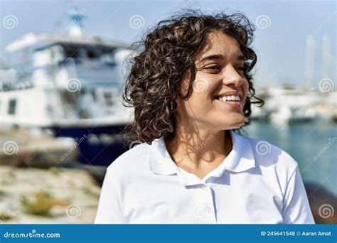 Jovencita Latina Sonriendo Feliz Parado En La Playa Foto De Archivo Imagen De Sano Lifestyle